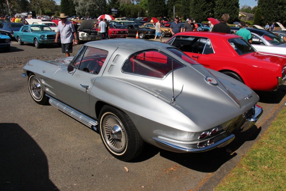 1963_Chevrolet_C2_Corvette_Coupe_(44989048275).jpg