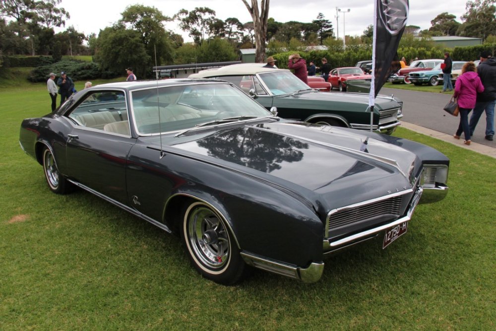 1966_Buick_Riviera_2_door_Hardtop_(26741933721).jpg