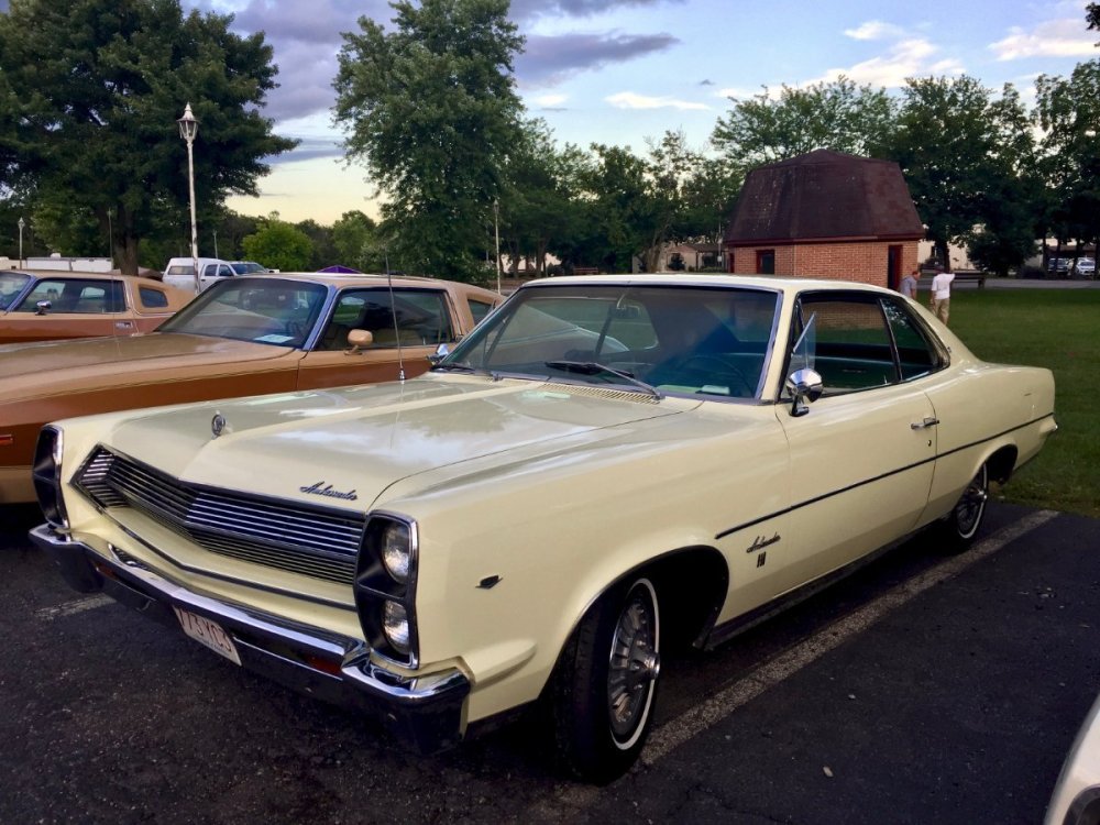 1967_AMC_Ambassador_990_hardtop_in_Apollo_Yellow_with_green_interior_at_2017_AMO_meet_1of7.jpg