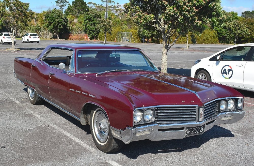 1967_Buick_Electra_(23871192550).jpg