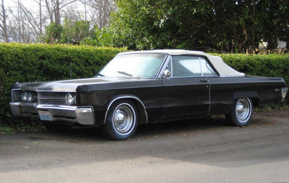 1967_Chrysler_300_(3217404422).jpg