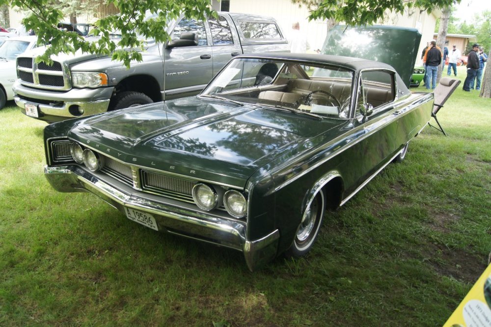 1967_Chrysler_Newport_(17742220404).jpg