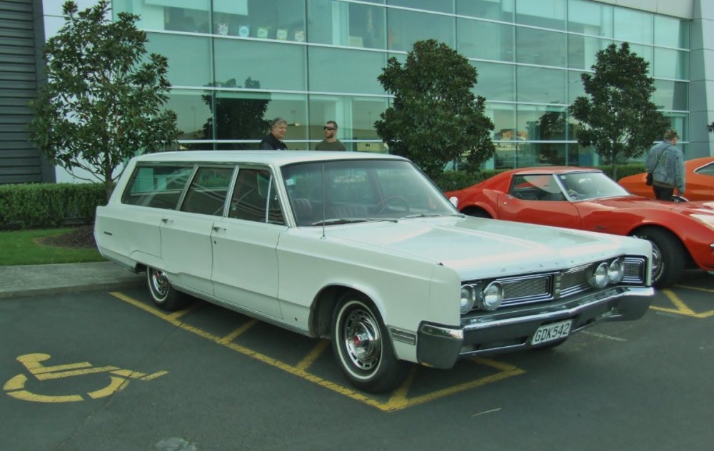 1967_Chrysler_Town_&_Country_S-W_(10113097714).jpg