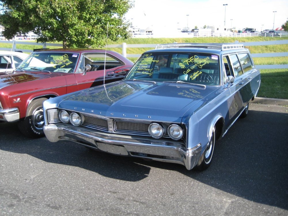 1967_Chrysler_Town_and_Country_(4345703600).jpg
