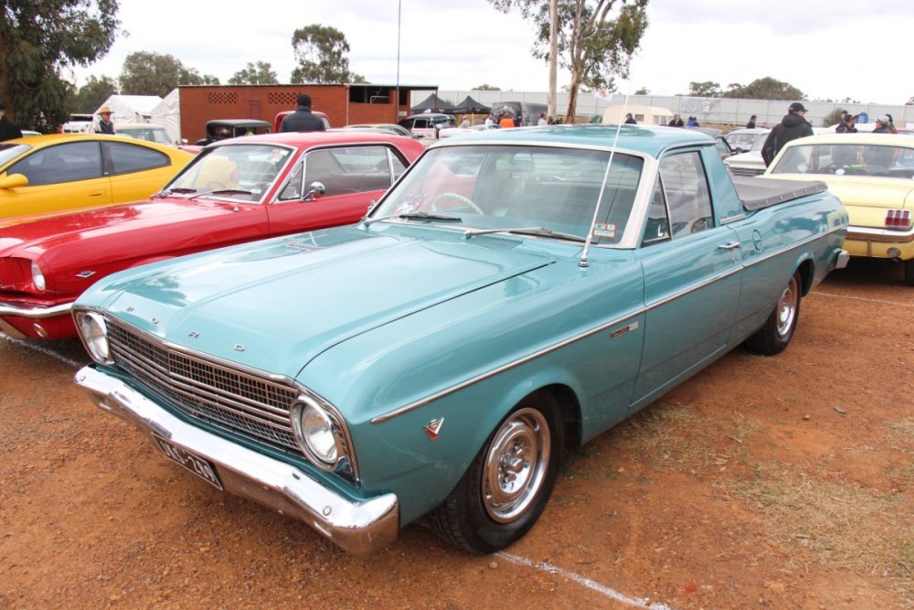 1967_Ford_Falcon_(XR)_500_utility_(18347582806).jpg
