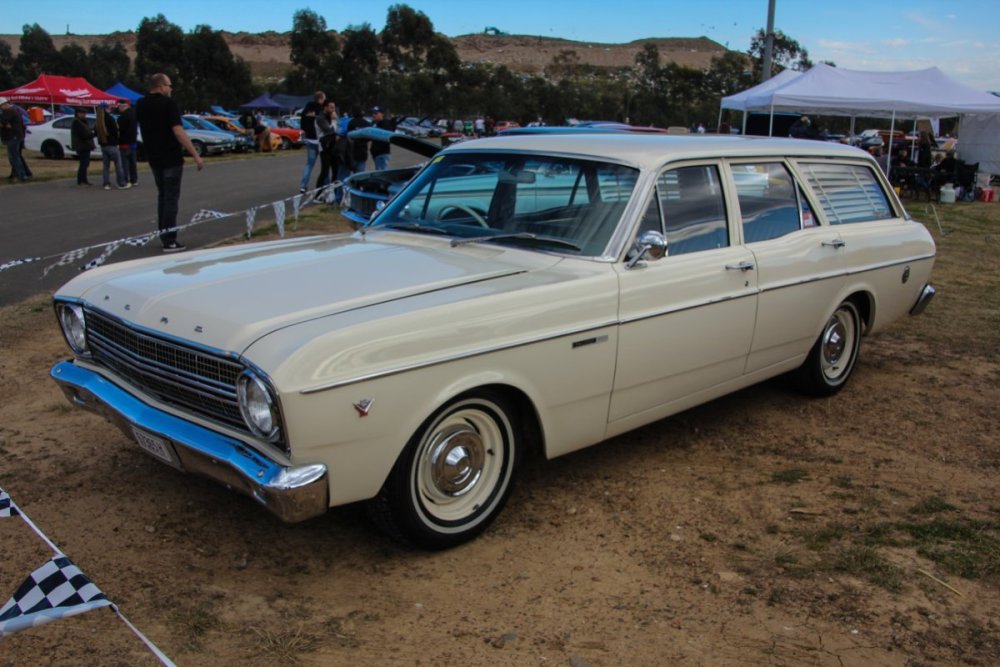1967_Ford_XR_Falcon_500_station_wagon_(36508939912).jpg