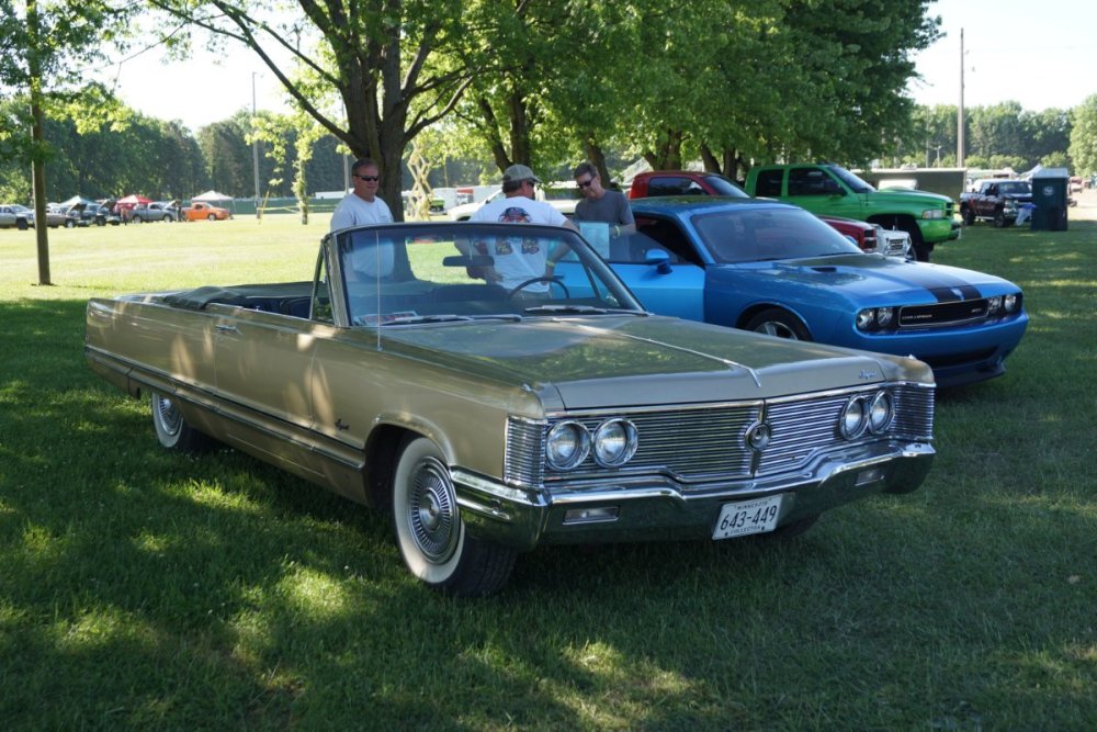 1967_Imperial_Crown_Convertible_(35036779821).jpg