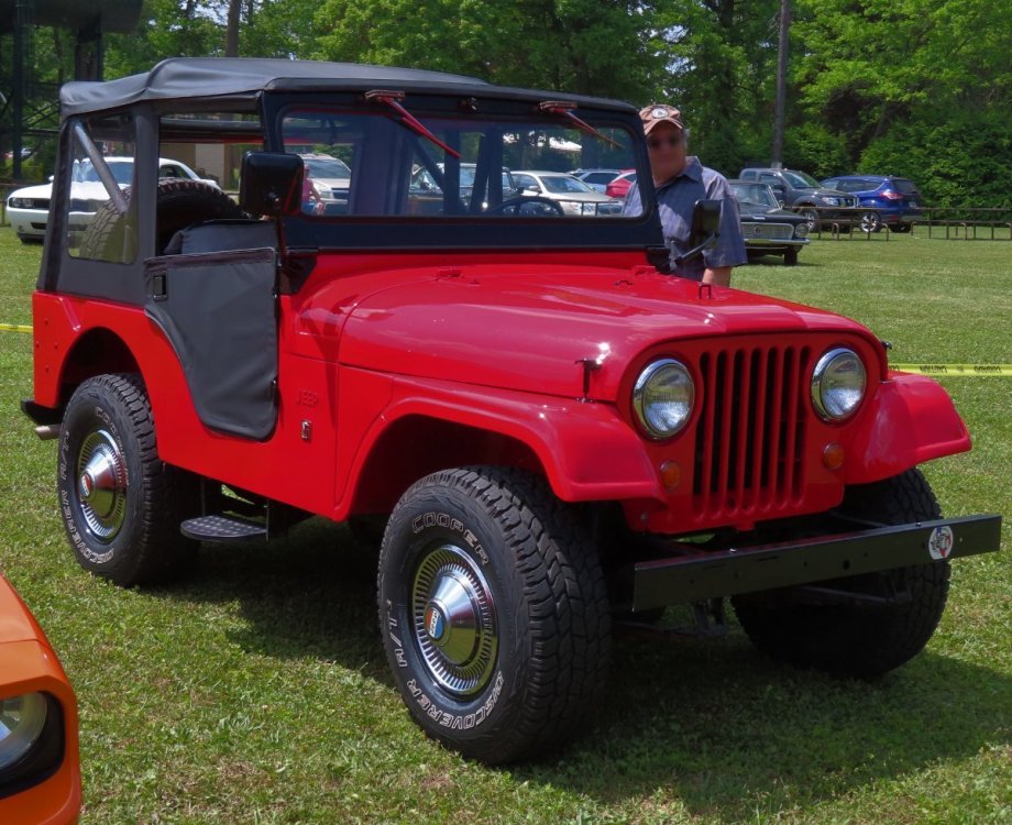 1967_Jeep_Universal_2-wheel_drive,_front_right_(2023_ARMCO_Park_Wheels_of_Steel_Car_Cruise).jpg