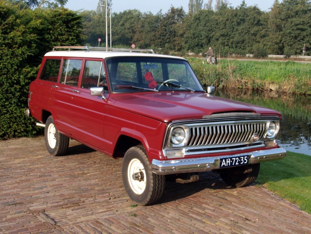 1967_Kaiser_Jeep_Wagoneer_photo-2.JPG