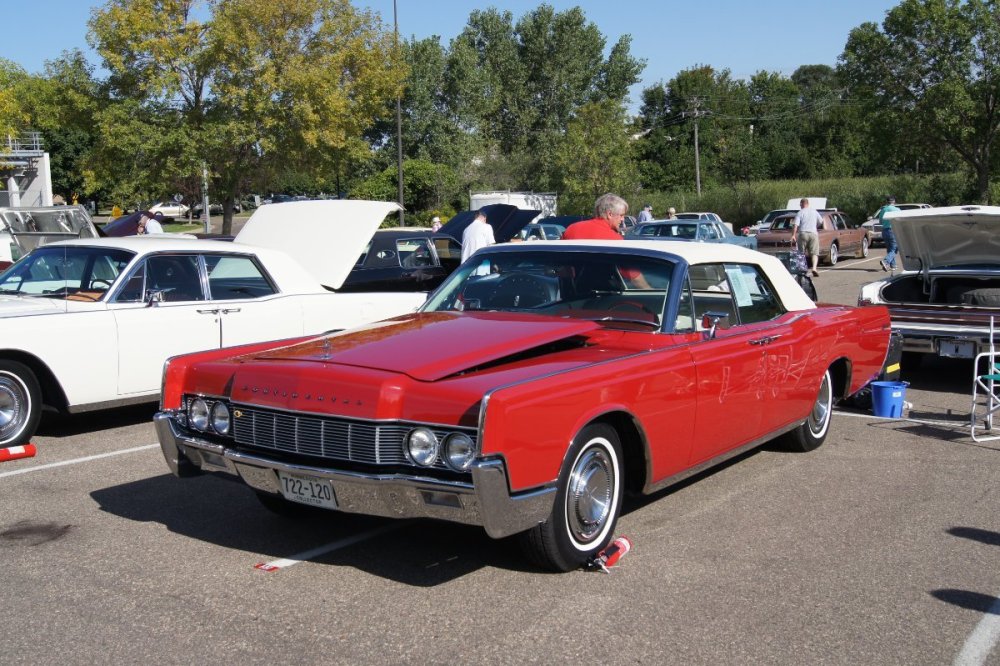 1967_Lincoln_Continental_(7810896200).jpg