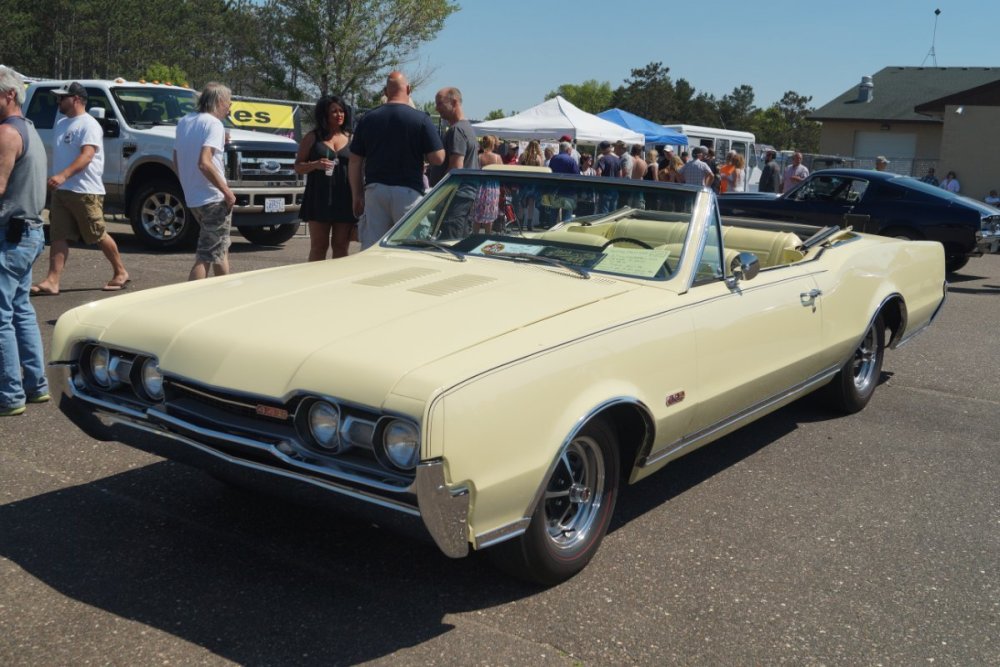 1967_Oldsmobile_442_Convertible_(26887660020).jpg