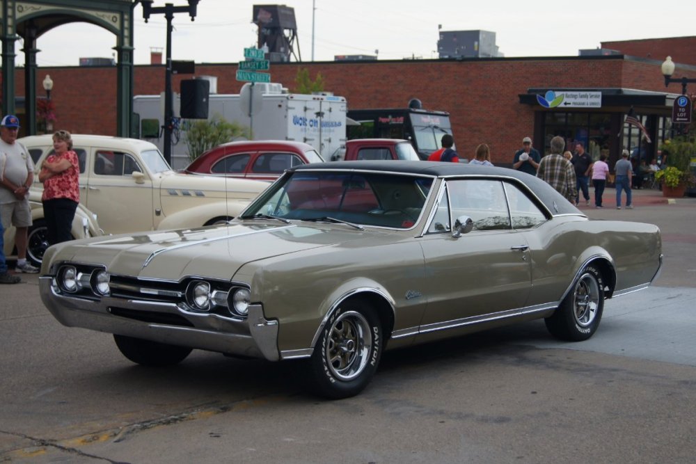 1967_Oldsmobile_Cutlass_Supreme_15118021479.jpg