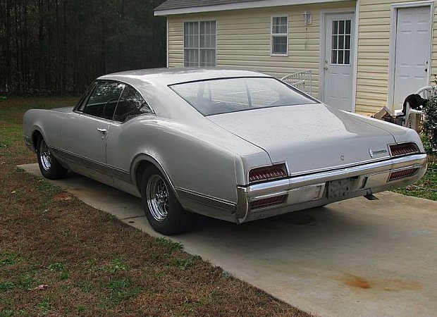1967_Oldsmobile_Delta_88_coupe_rear.jpg