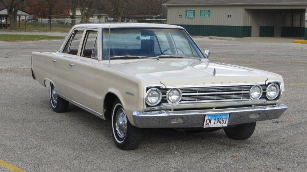 1967_Plymouth_Belvedere_I_4-door_sedan.jpg