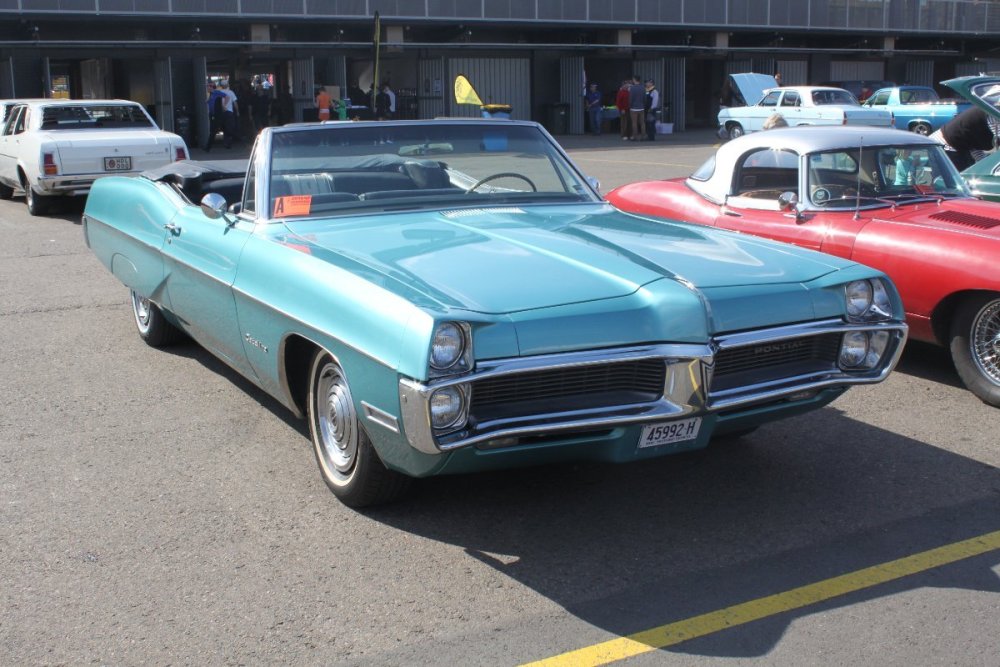 1967_Pontiac_Catalina_convertible_(21299969170).jpg