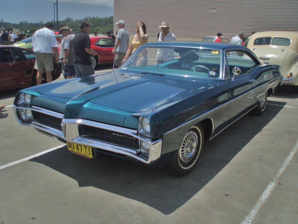 1967_Pontiac_Executive_(5223033990).jpg