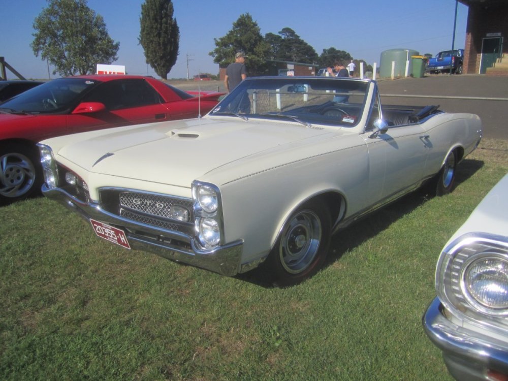 1967_Pontiac_GTO_Convertible_(8485029822).jpg