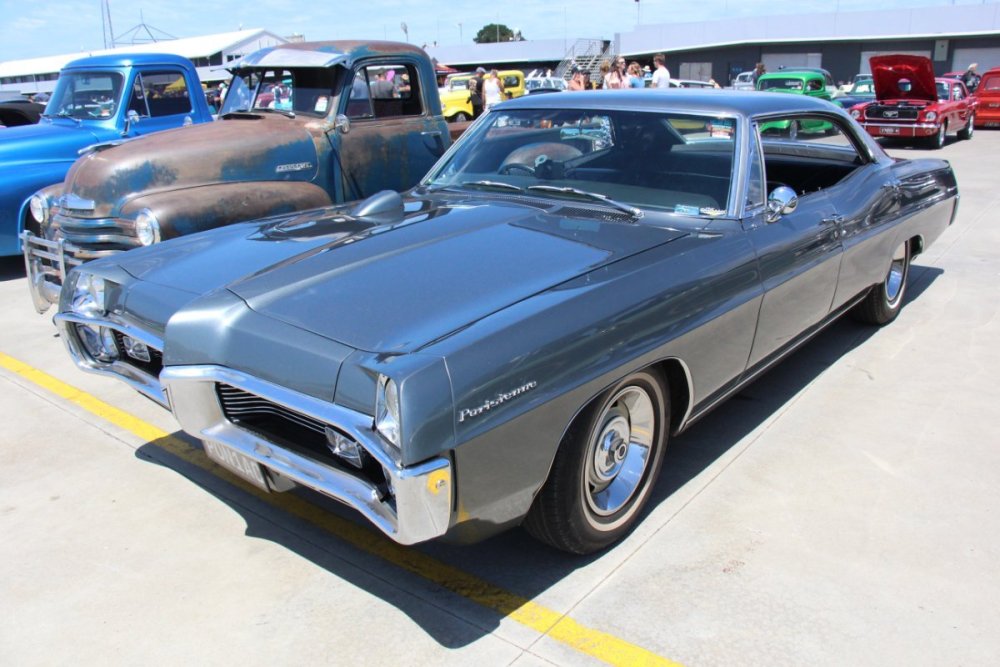 1967_Pontiac_Parrisenne_4_door_Hardtop_(32066184412).jpg
