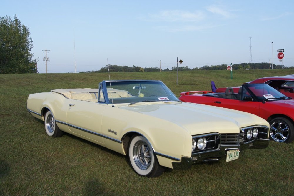 67_Oldsmobile_Delmont_88_(9844762255).jpg