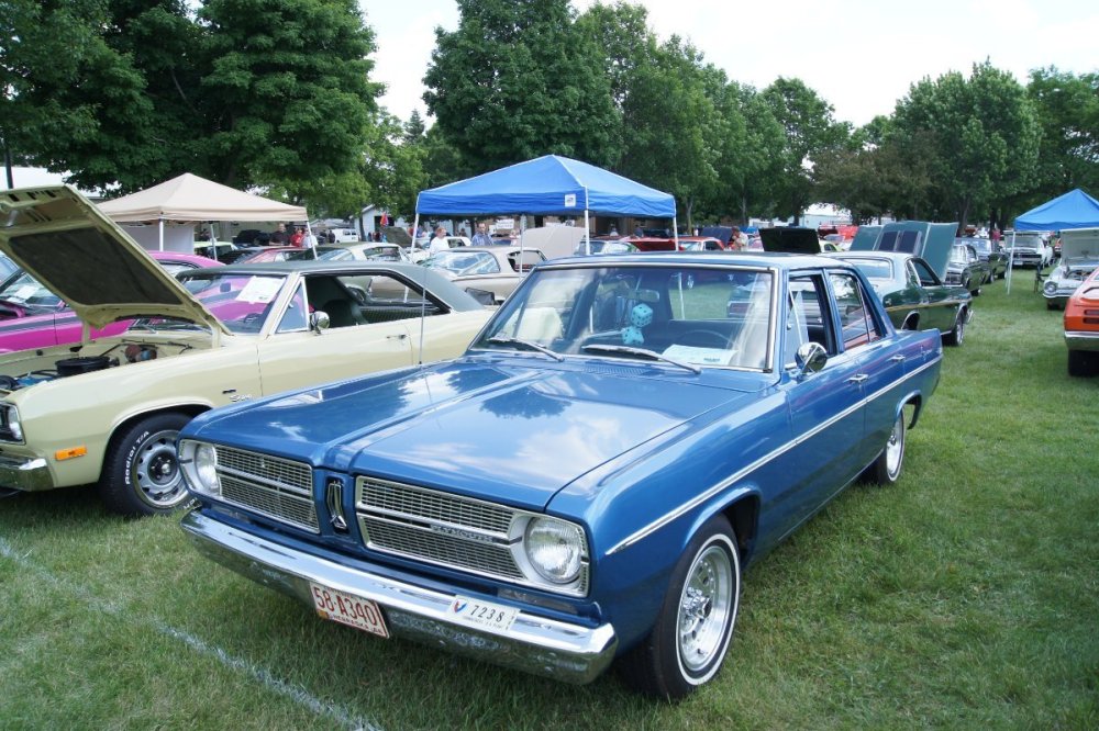 67_Plymouth_Valiant_200_(7339845830).jpg