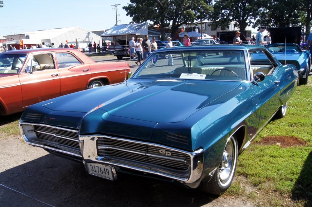 67_Pontiac_Grand_Prix_(7818362092).jpg