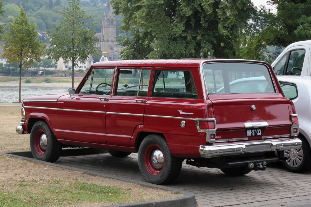 Jeep_Wagoneer,_Bj._ca._1968,_Heck_(2015-08-12_b).jpg