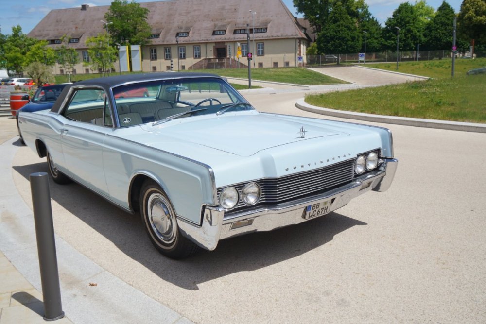 Lincoln_Continental_1967,_Motorworld_Böblingen_81.jpg